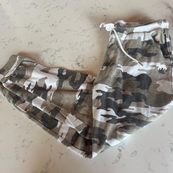 RUNNING BARE WOMEN'S CAMO LEISURE PANTS SIZE 6/8 EXCELLENT CONDITION - Picture 2 of 7
